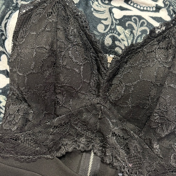 Adorable lacey romper - Picture 1 of 4